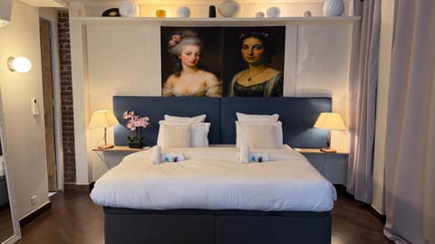 Bed, Photo of the whole room, Decorative detail, Bedroom