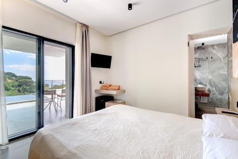 Photo of the whole room, Bedroom, Swimming pool