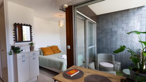 Photo of the whole room, Seating area