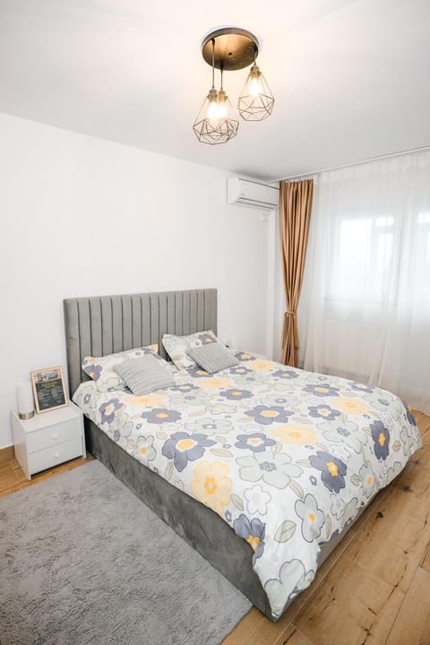 Property building, Bed, TV and multimedia, Bedroom, air conditioner