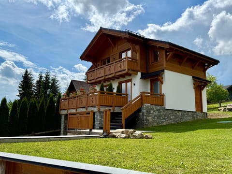 Property building, Facade/entrance, Day, Summer, Balcony/Terrace, Seating area