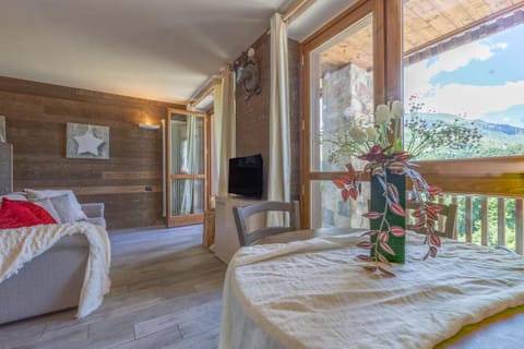 Communal lounge/ TV room, Natural landscape, TV and multimedia, View (from property/room), Balcony/Terrace, Dining area, Evening entertainment, Mountain view