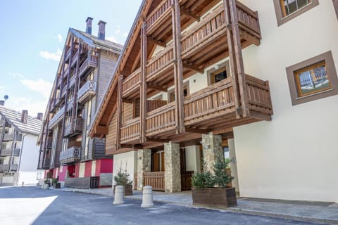 Property building, Day, Neighbourhood, Street view