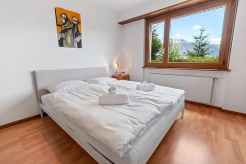 Bed, Bedroom, Mountain view, towels