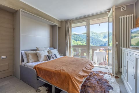 Bed, Natural landscape, Photo of the whole room, Bedroom, Mountain view