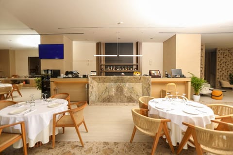 Restaurant/places to eat, TV and multimedia, Lounge or bar, Food and drinks, Banquet/Function facilities, Seating area, Dining area, Food