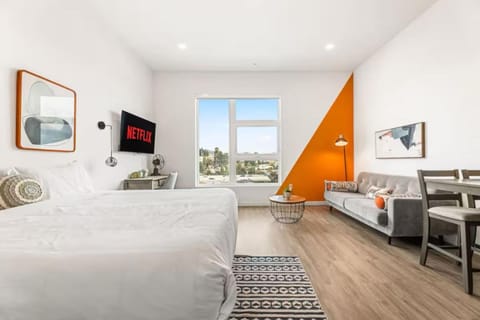 Chic Studio, Walk to Downtown With Skyline Views Apartment in Echo Park