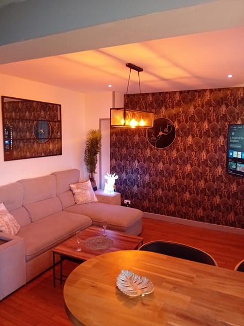 T2 cosy plénitude h24 wifi parking privé Netflix Apartment in Alençon