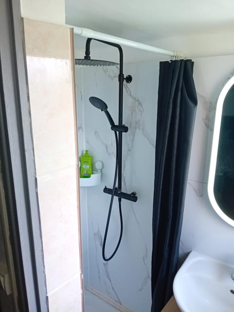 T2 cosy plénitude h24 wifi parking privé Netflix Apartment in Alençon