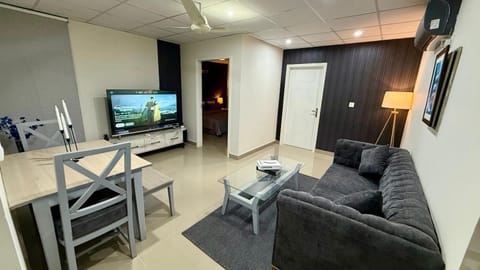 Communal lounge/ TV room, TV and multimedia, Living room, Seating area, Dining area, Evening entertainment