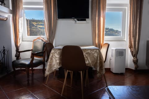 Natural landscape, TV and multimedia, Living room, Seating area, Dining area, Mountain view, internet