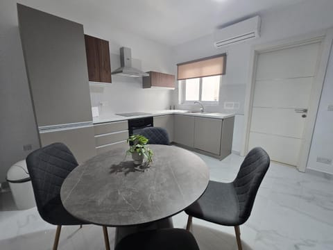 Kitchen or kitchenette, Dining area, air conditioner