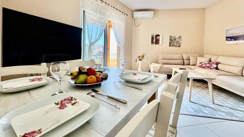 Communal lounge/ TV room, TV and multimedia, Living room, Food and drinks, Seating area, Dining area, Food, air conditioner