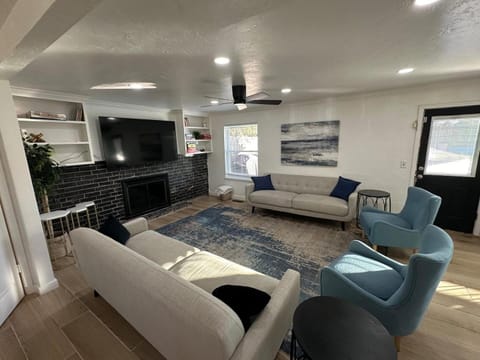 Dreamy 6BR Stay w Heated Pool & Relax Ambience House in Oklahoma City