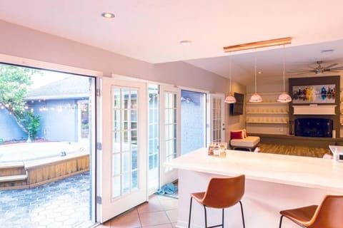 Kitchen or kitchenette, Living room, Spa and wellness centre/facilities, Inner courtyard view