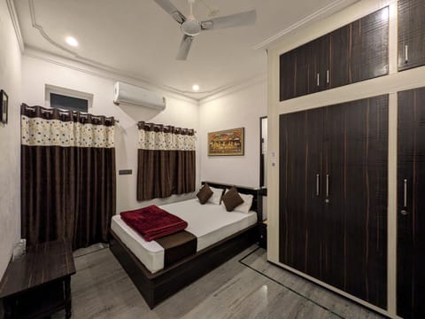Bed, Bedroom, wardrobe, air conditioner