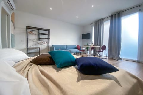 Bed, TV and multimedia, Living room, Photo of the whole room, air conditioner