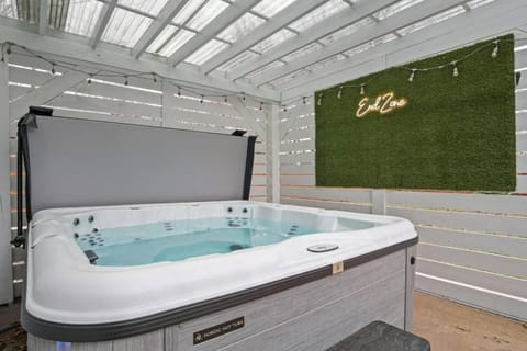 OU Hideaway Relaxing Hot Tub Pool Table House in Norman