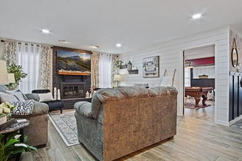 OU Hideaway Relaxing Hot Tub Pool Table House in Norman