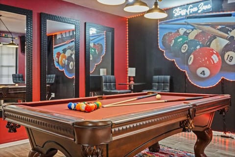 OU Hideaway Relaxing Hot Tub Pool Table House in Norman