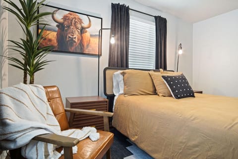 Charming Yellow Door House Steps from OU House in Norman