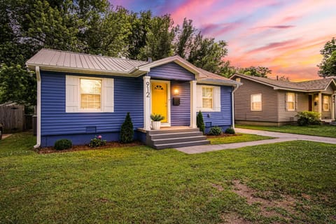 Charming Yellow Door House Steps from OU House in Norman