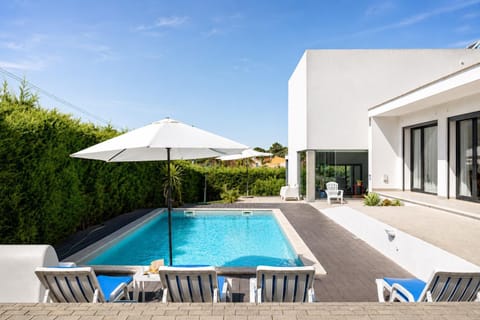 Property building, Patio, Day, Pool view, Swimming pool, sunbed