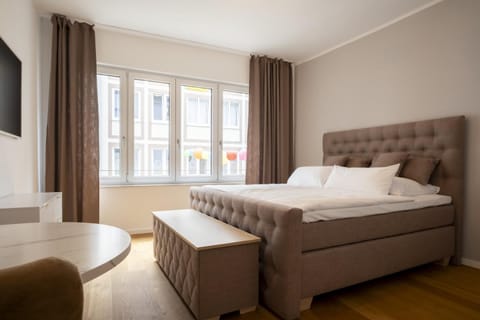 Bed, TV and multimedia, Living room