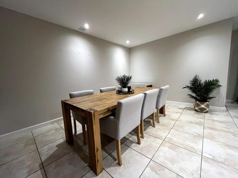 Seating area, Dining area