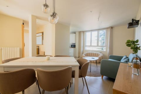 TV and multimedia, Living room, Seating area, Dining area