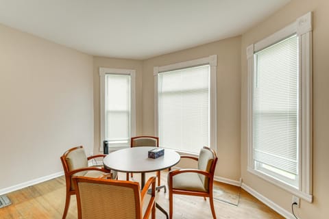 Less Than 1 Mi to Main St Quiet Apartment in Galesburg! Apartment in Galesburg