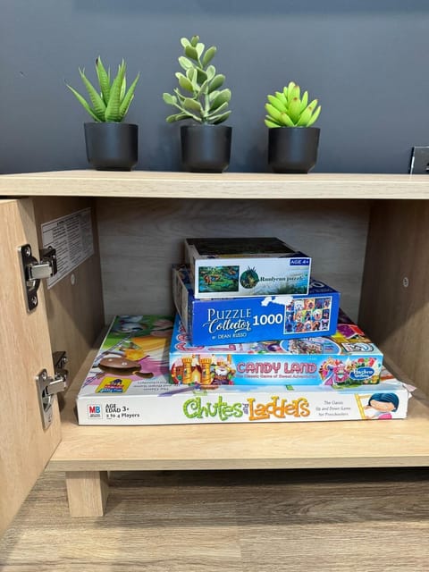 Dundee 3Br2Ba house sleeps 9 plus crib central Omaha House in Dundee-Happy Hollow