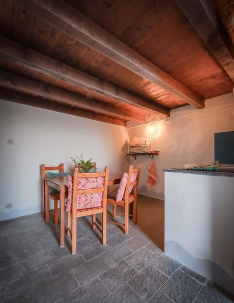 Casetta Anna Natura Trekking e Pace nel Parco delle 5 Terre a 350 m slm lontana dal caos info dettagliate alla voce host House in Riomaggiore