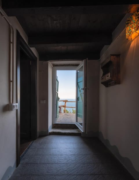 Casetta Anna Natura Trekking e Pace nel Parco delle 5 Terre a 350 m slm lontana dal caos info dettagliate alla voce host House in Riomaggiore