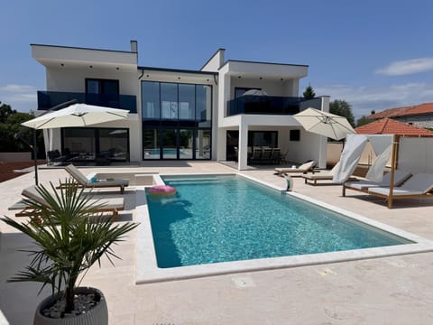 Property building, Patio, Day, Balcony/Terrace, Pool view, Swimming pool, Swimming pool, sunbed
