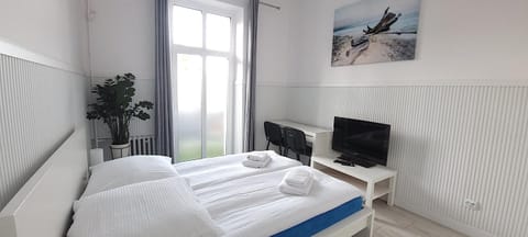 Bed, TV and multimedia, Photo of the whole room, Bedroom, towels