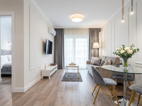 Bed, TV and multimedia, Living room, Photo of the whole room, Seating area, Bedroom