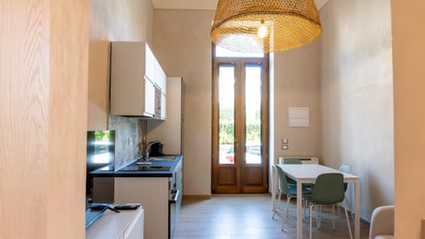 TV and multimedia, Kitchen or kitchenette, Living room, Seating area, Dining area, oven