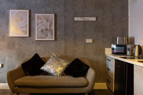 Getaway Accommodation with Pool Table and Jacuzzi! Apartment in Rotherham