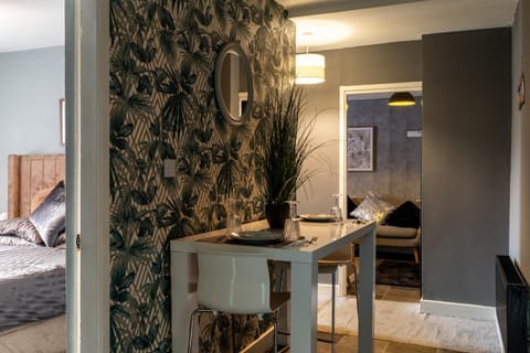 Getaway Accommodation with Pool Table and Jacuzzi! Apartment in Rotherham