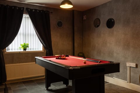 Getaway Accommodation with Pool Table and Jacuzzi! Apartment in Rotherham