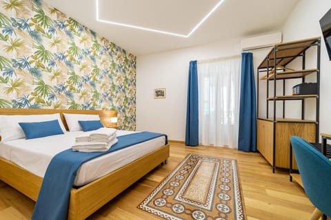 Bed, TV and multimedia, Photo of the whole room, Bedroom