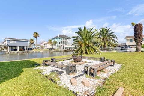 1 Mi to Jamaica Beach Gem with Waterfront Decks House in Jamaica Beach