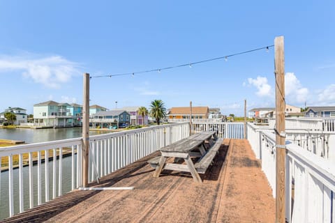 1 Mi to Jamaica Beach Gem with Waterfront Decks House in Jamaica Beach