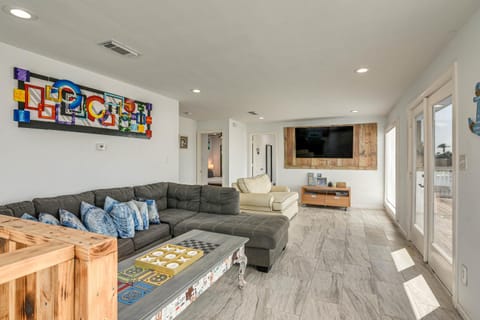 1 Mi to Jamaica Beach Gem with Waterfront Decks House in Jamaica Beach