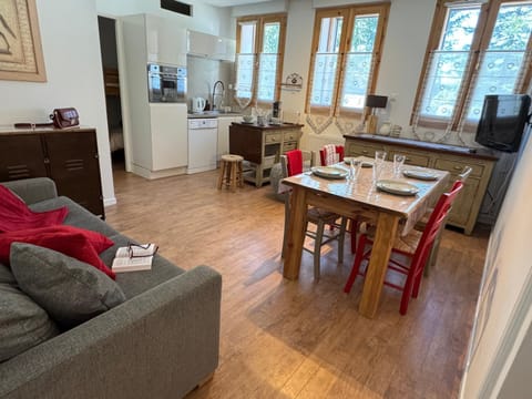 TV and multimedia, Kitchen or kitchenette, Living room, Dining area