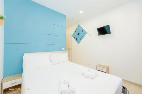 Bed, TV and multimedia, Photo of the whole room, Bedroom, towels