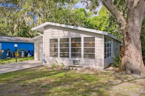 Garcia Getaway 2 Bed 2 Bath Small Family Pool Home House in Sarasota