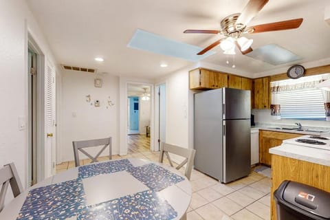 Garcia Getaway 2 Bed 2 Bath Small Family Pool Home House in Sarasota
