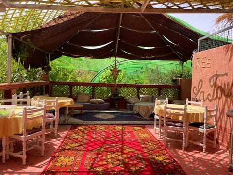 Patio, Restaurant/places to eat, Spring, Day, Garden, View (from property/room), Balcony/Terrace, Living room, Banquet/Function facilities, Seating area, Dining area, Garden view